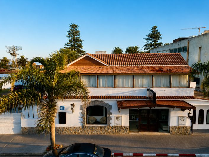 Calle bordeada de palmeras en el centro de Punta del Este cerca del Hotel Concorde